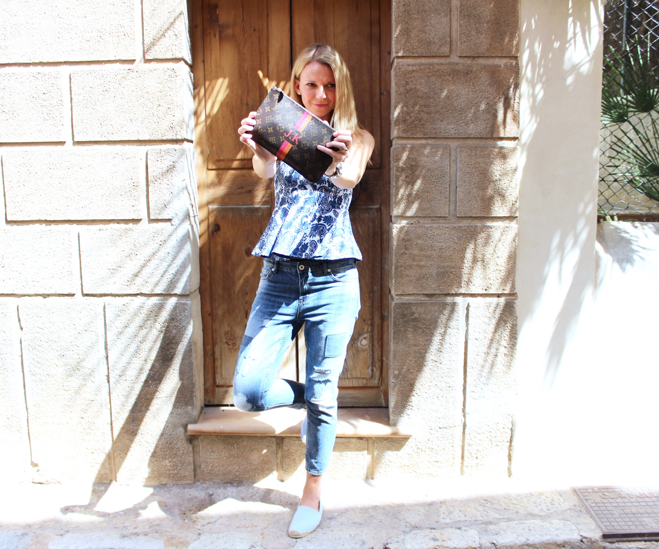  Boyfriend Jeans Outfit auf Mallorca LouisVuitton LV Vuitton Andratx Boyfriend Denim Fashion Mango Mode Soludos Travel Zara Reise Look Jennifer Jenni PepperAndGold 