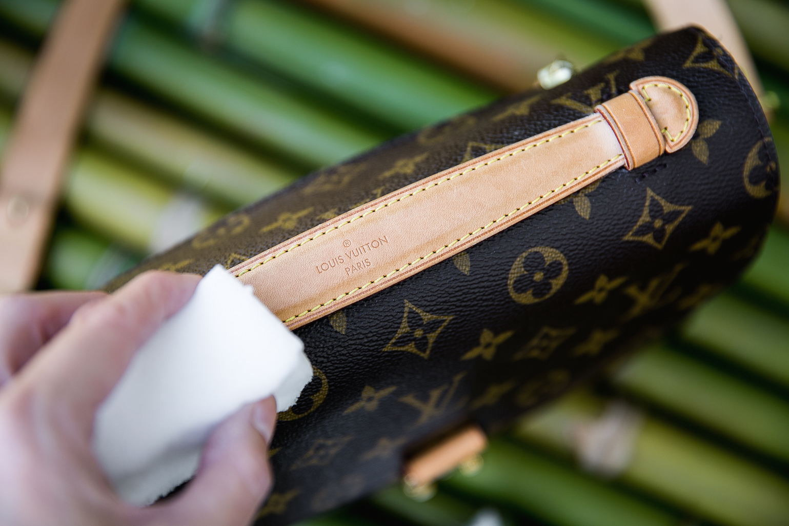 Wie entferne ich Wasserflecken von meiner Louis Vuitton Handtasche? LV Bags Taschenpflege LVOE Collonil Lederpflege Leder Vacetta Monogram Vuitton 