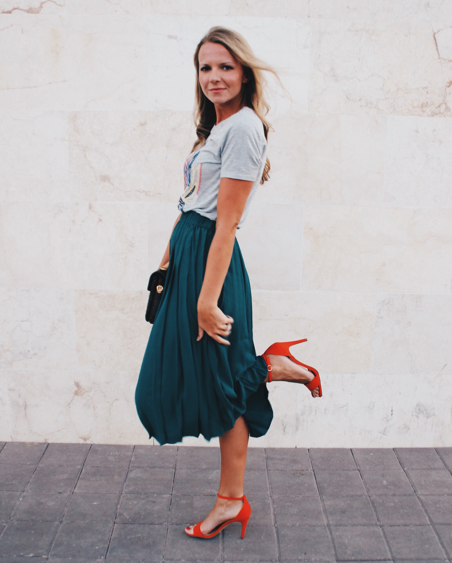 Dark Green Midi Skirt Fashion Mode Outfit Dubai Sandalen Rock T-Shirt H&M next Jennifer PepperAndGold UAE Lifestyle LouisVuitton LV Metis